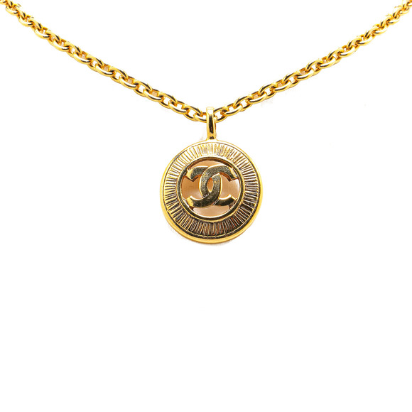Pre-Loved Chanel Gold Plated CC Round Pendant Necklace - Picture 1 of 7